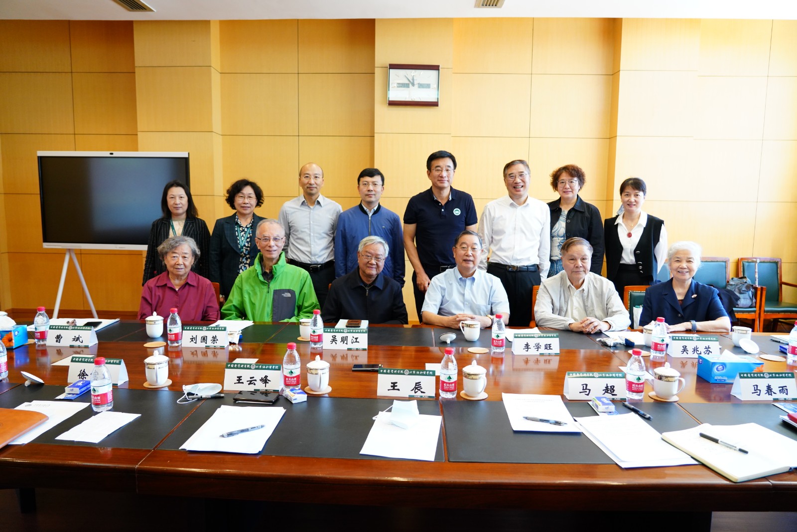 八年制校友代表座谈会合影.JPG